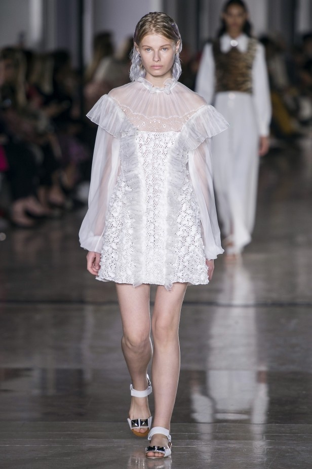 مجموعة  Giambattista Valli لربيع وصيف 2019