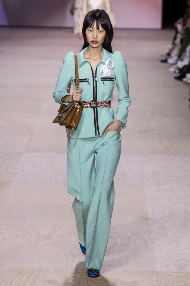إطلالات فائقة الأناقة خلال عرض Louis Vuitton لربيع وصيف 2020