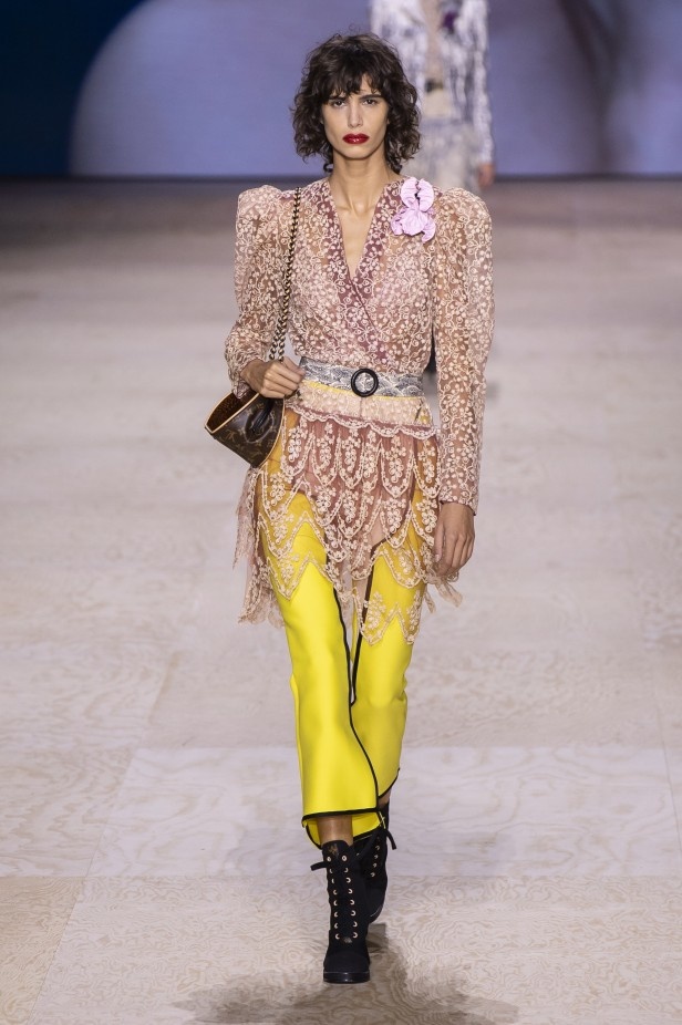 إطلالات فائقة الأناقة خلال عرض Louis Vuitton لربيع وصيف 2020