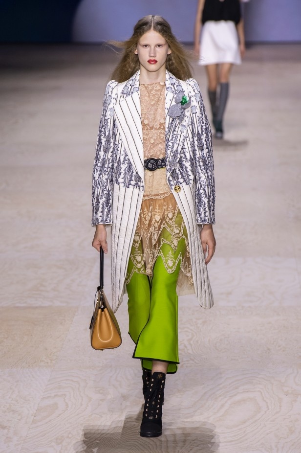 إطلالات فائقة الأناقة خلال عرض Louis Vuitton لربيع وصيف 2020