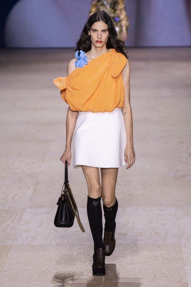 إطلالات فائقة الأناقة خلال عرض Louis Vuitton لربيع وصيف 2020
