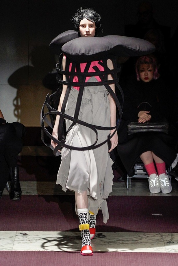 عرض مجموعة Comme Des Garçons  خريف وشتاء 2020 