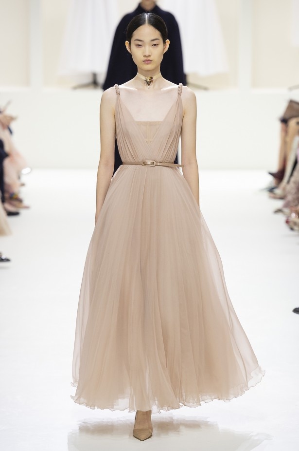 الأنوثة والأناقة.. عنوانا مجموعة دار Dior للهوت كوتور لخريف وشتاء 2018 - 2019 