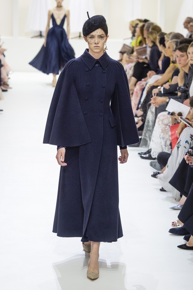 الأنوثة والأناقة.. عنوانا مجموعة دار Dior للهوت كوتور لخريف وشتاء 2018 - 2019 