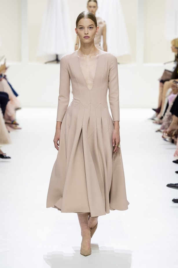 الأنوثة والأناقة.. عنوانا مجموعة دار Dior للهوت كوتور لخريف وشتاء 2018 - 2019 