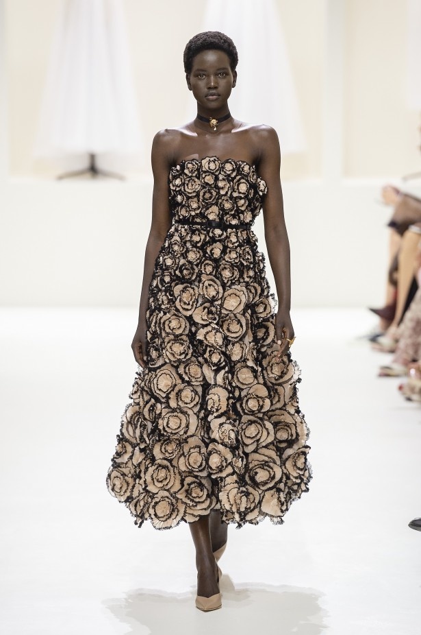 الأنوثة والأناقة.. عنوانا مجموعة دار Dior للهوت كوتور لخريف وشتاء 2018 - 2019 