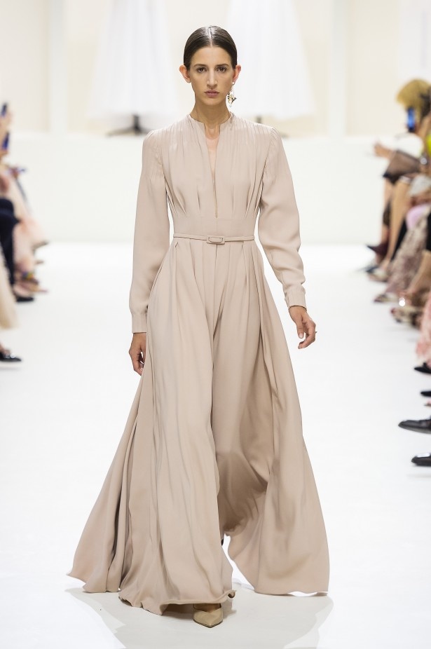 الأنوثة والأناقة.. عنوانا مجموعة دار Dior للهوت كوتور لخريف وشتاء 2018 - 2019 