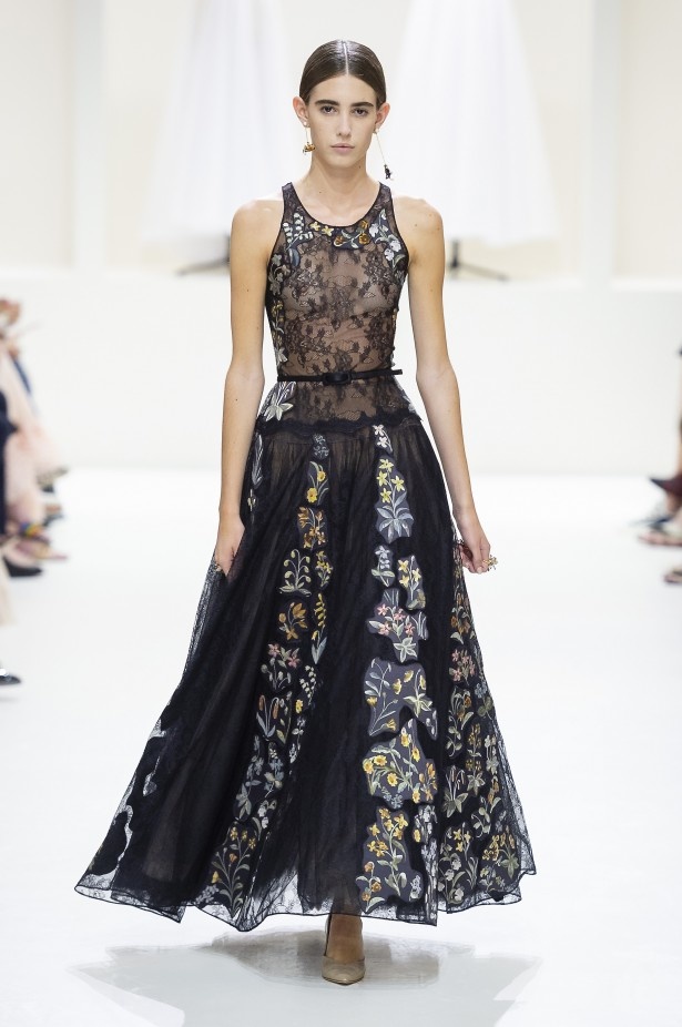 الأنوثة والأناقة.. عنوانا مجموعة دار Dior للهوت كوتور لخريف وشتاء 2018 - 2019 