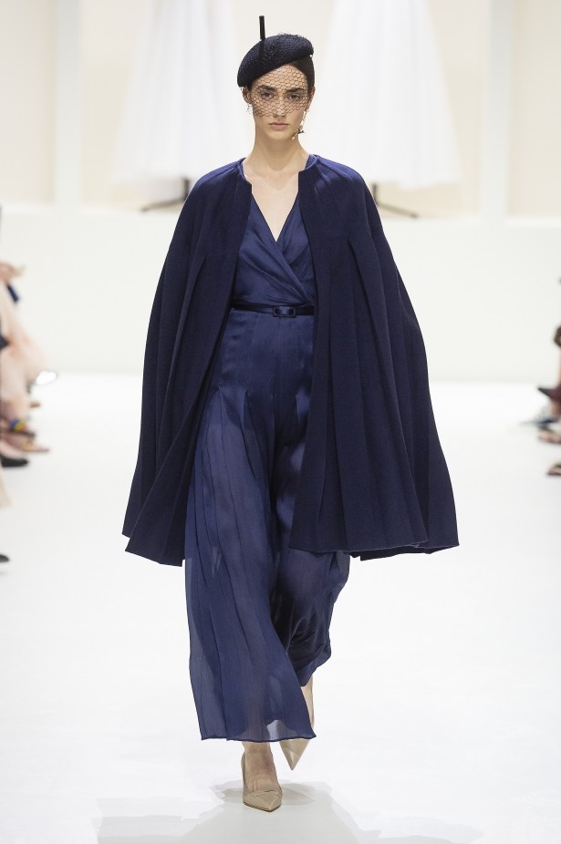 الأنوثة والأناقة.. عنوانا مجموعة دار Dior للهوت كوتور لخريف وشتاء 2018 - 2019 