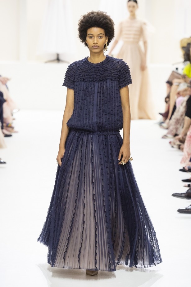 الأنوثة والأناقة.. عنوانا مجموعة دار Dior للهوت كوتور لخريف وشتاء 2018 - 2019 