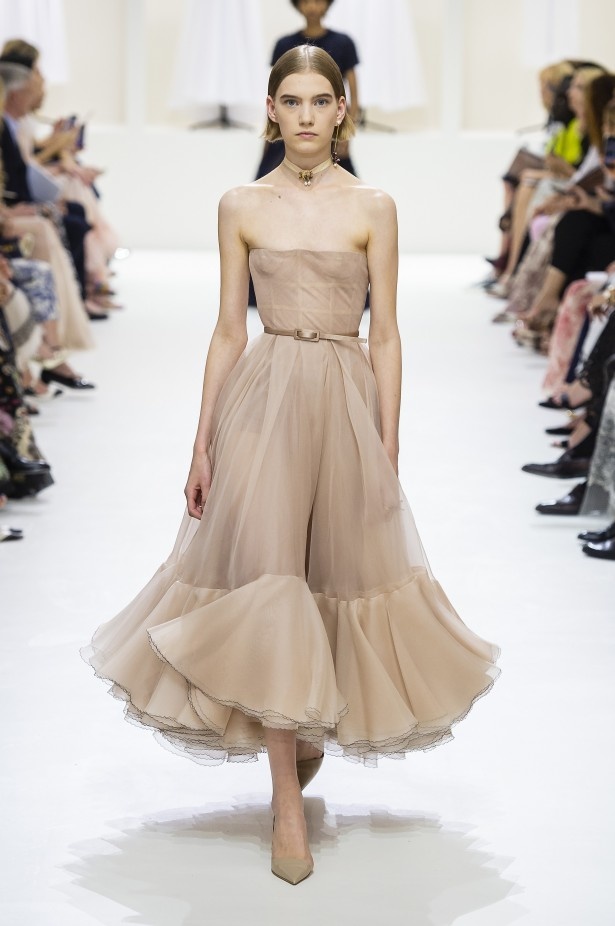 الأنوثة والأناقة.. عنوانا مجموعة دار Dior للهوت كوتور لخريف وشتاء 2018 - 2019 