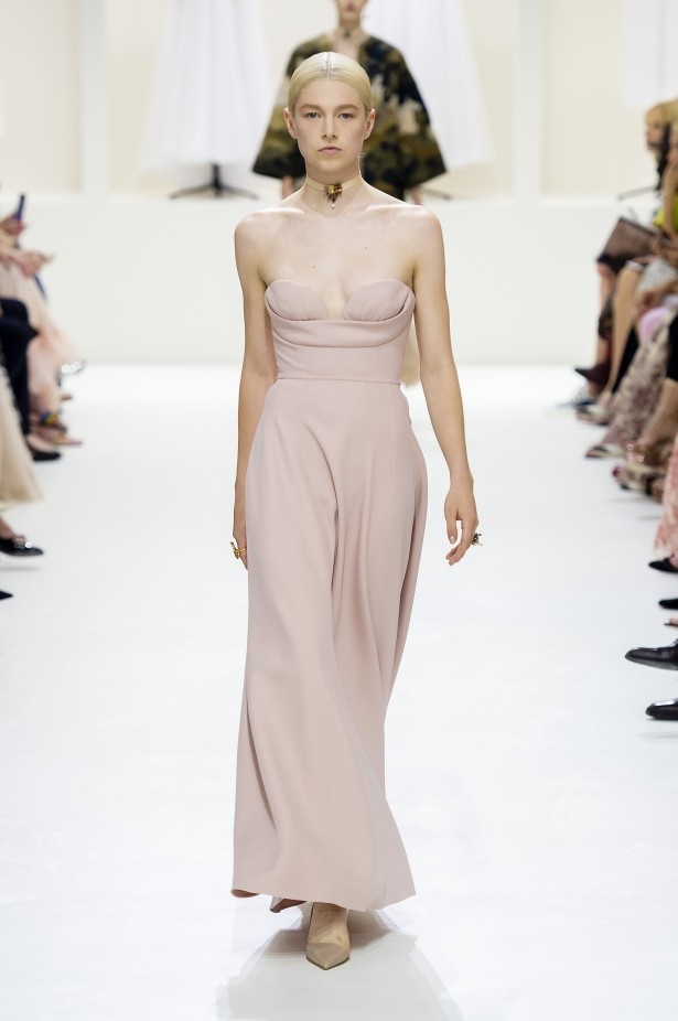 الأنوثة والأناقة.. عنوانا مجموعة دار Dior للهوت كوتور لخريف وشتاء 2018 - 2019 