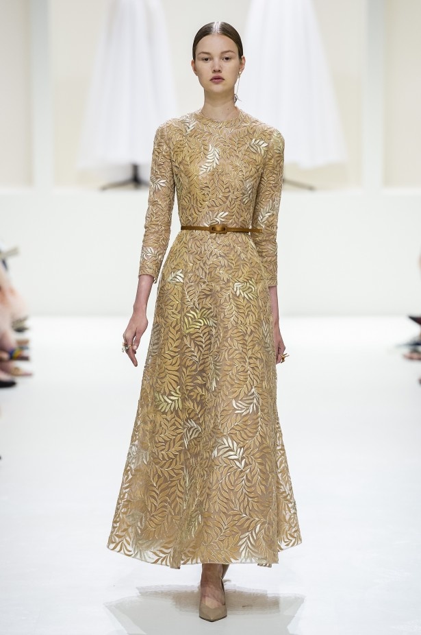 الأنوثة والأناقة.. عنوانا مجموعة دار Dior للهوت كوتور لخريف وشتاء 2018 - 2019 