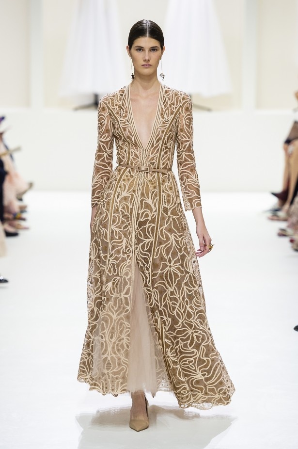 الأنوثة والأناقة.. عنوانا مجموعة دار Dior للهوت كوتور لخريف وشتاء 2018 - 2019 