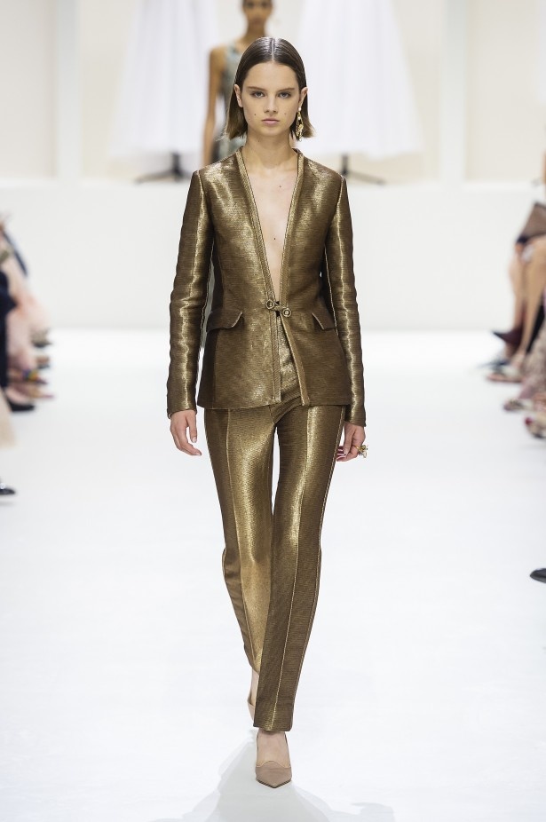 الأنوثة والأناقة.. عنوانا مجموعة دار Dior للهوت كوتور لخريف وشتاء 2018 - 2019 