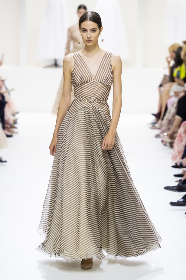 الأنوثة والأناقة.. عنوانا مجموعة دار Dior للهوت كوتور لخريف وشتاء 2018 - 2019 