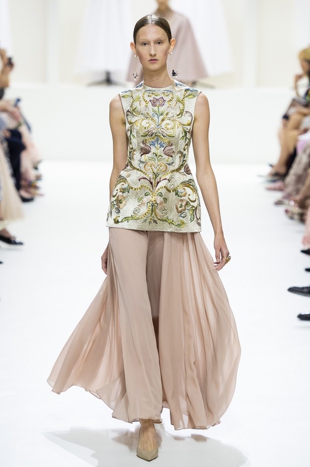 الأنوثة والأناقة.. عنوانا مجموعة دار Dior للهوت كوتور لخريف وشتاء 2018 - 2019 