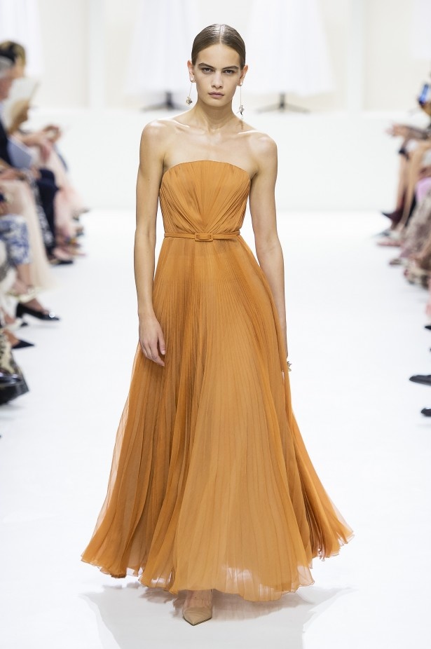 الأنوثة والأناقة.. عنوانا مجموعة دار Dior للهوت كوتور لخريف وشتاء 2018 - 2019 