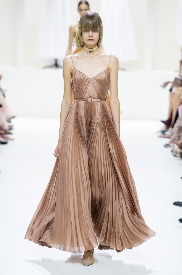 الأنوثة والأناقة.. عنوانا مجموعة دار Dior للهوت كوتور لخريف وشتاء 2018 - 2019 