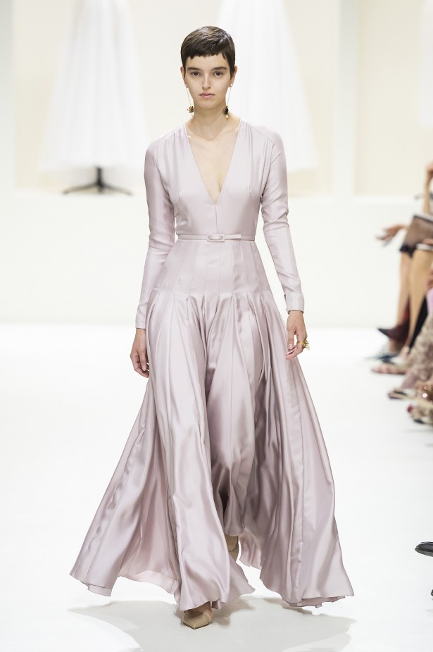 الأنوثة والأناقة.. عنوانا مجموعة دار Dior للهوت كوتور لخريف وشتاء 2018 - 2019 