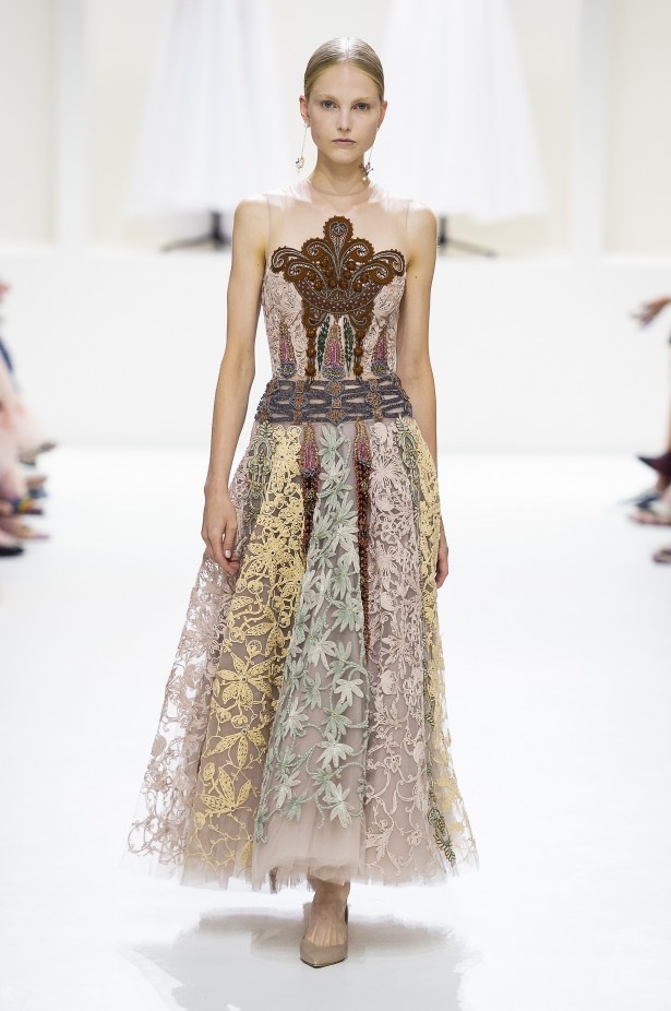 الأنوثة والأناقة.. عنوانا مجموعة دار Dior للهوت كوتور لخريف وشتاء 2018 - 2019 