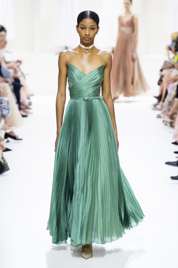 الأنوثة والأناقة.. عنوانا مجموعة دار Dior للهوت كوتور لخريف وشتاء 2018 - 2019 