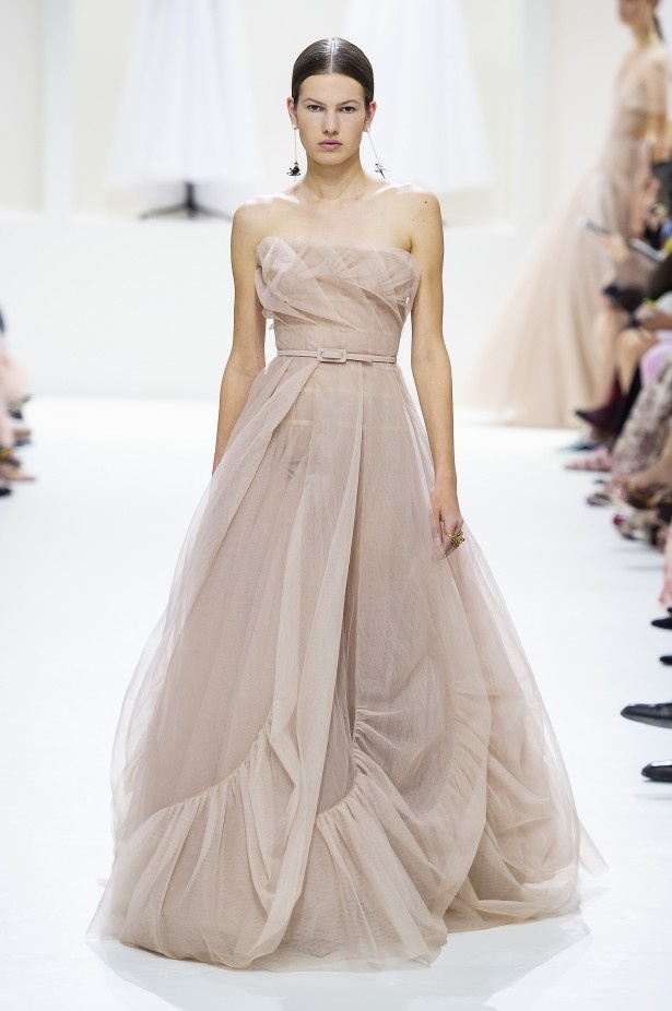 الأنوثة والأناقة.. عنوانا مجموعة دار Dior للهوت كوتور لخريف وشتاء 2018 - 2019 