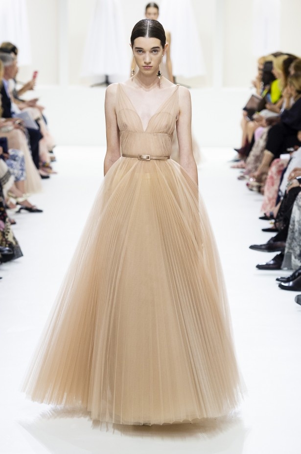 الأنوثة والأناقة.. عنوانا مجموعة دار Dior للهوت كوتور لخريف وشتاء 2018 - 2019 