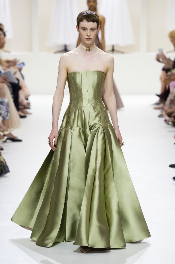 الأنوثة والأناقة.. عنوانا مجموعة دار Dior للهوت كوتور لخريف وشتاء 2018 - 2019 