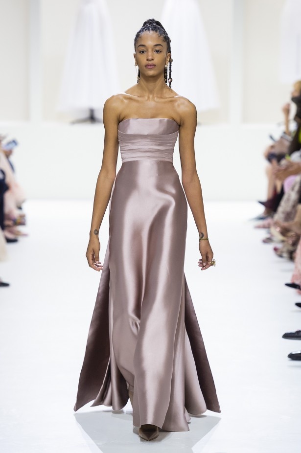 الأنوثة والأناقة.. عنوانا مجموعة دار Dior للهوت كوتور لخريف وشتاء 2018 - 2019 