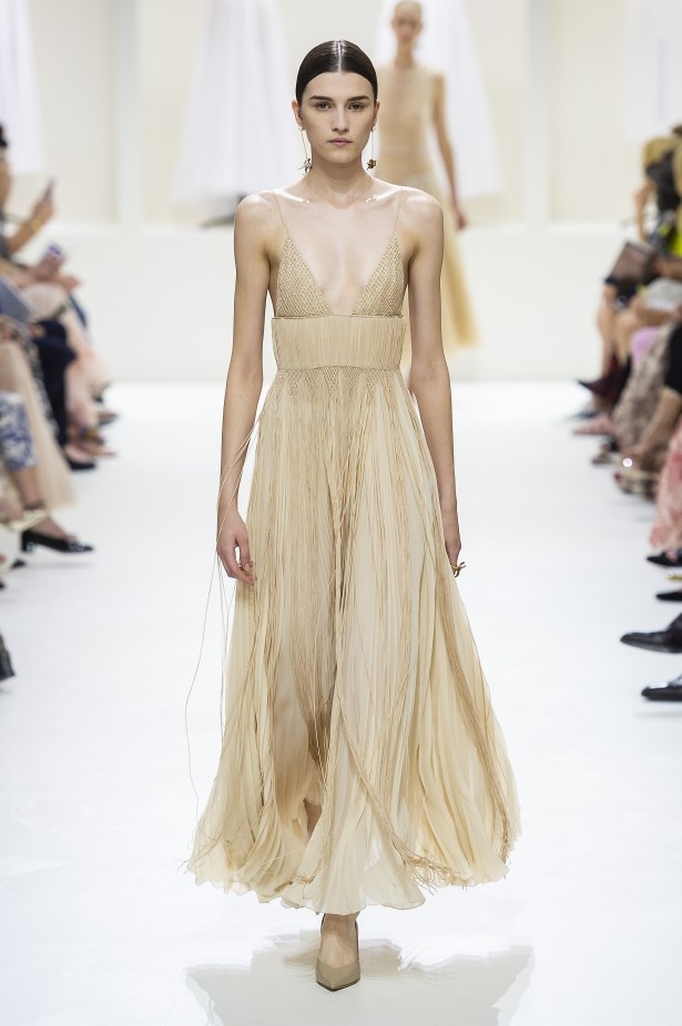 الأنوثة والأناقة.. عنوانا مجموعة دار Dior للهوت كوتور لخريف وشتاء 2018 - 2019 