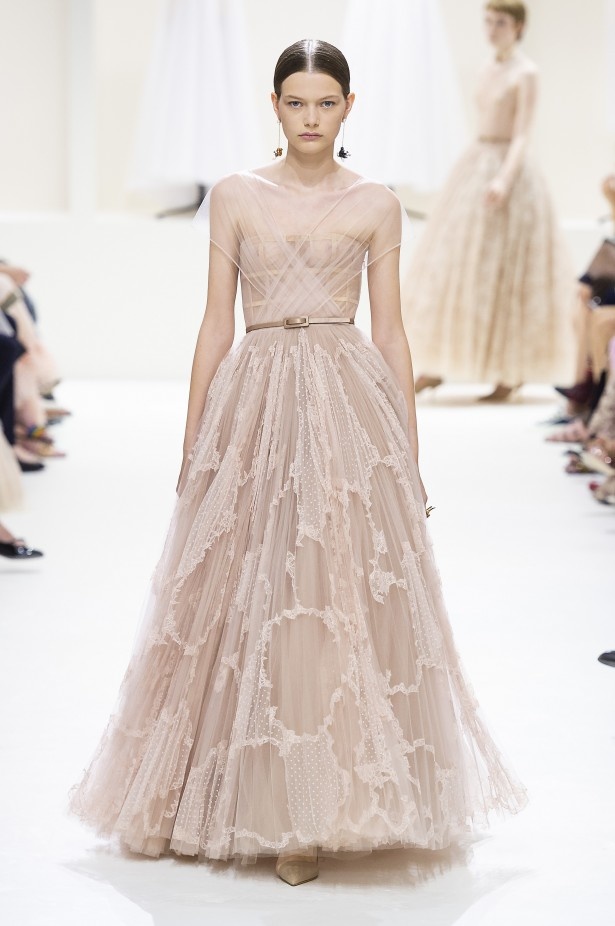 الأنوثة والأناقة.. عنوانا مجموعة دار Dior للهوت كوتور لخريف وشتاء 2018 - 2019 