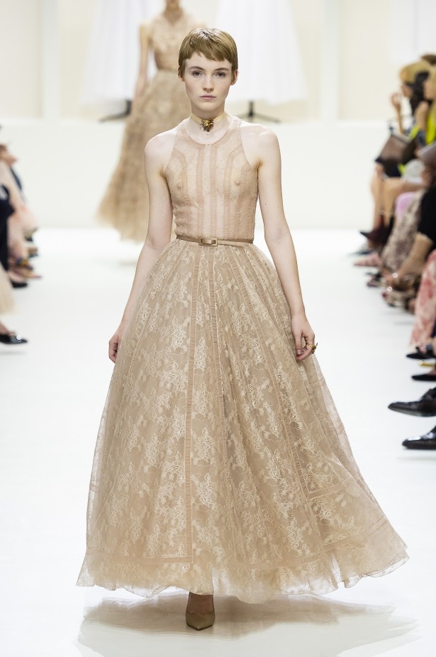 الأنوثة والأناقة.. عنوانا مجموعة دار Dior للهوت كوتور لخريف وشتاء 2018 - 2019 