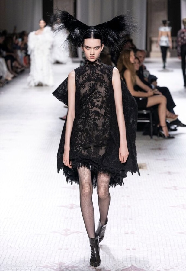 مجموعة جيفنشي كوتور 2019: تفاصيل دراماتيكية وغموض خيالي ساحر