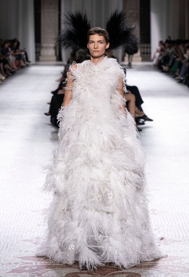 مجموعة جيفنشي كوتور 2019: تفاصيل دراماتيكية وغموض خيالي ساحر