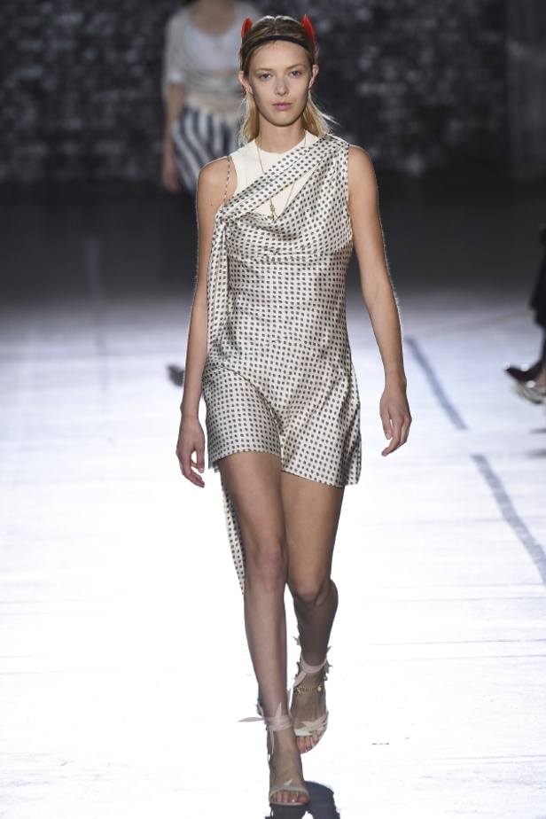 مجموعة John Galliano لربيع وصيف 2017