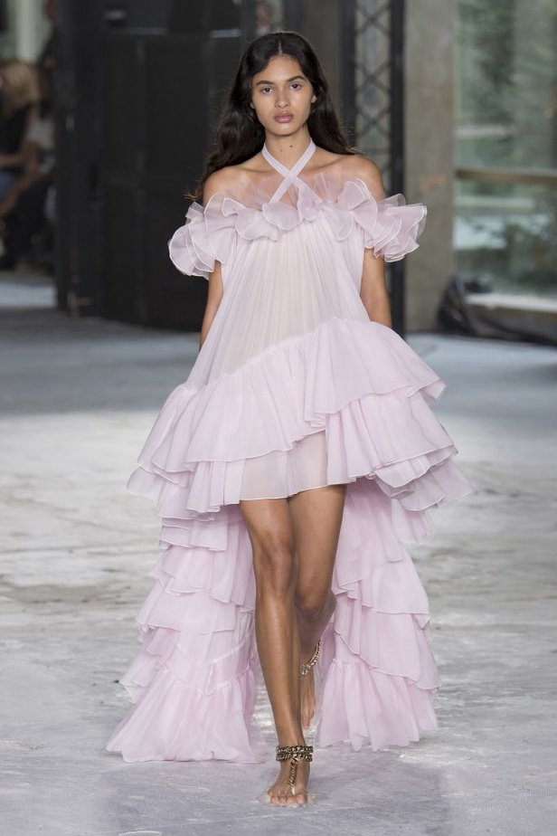 مجموعة Giambattista Valli لربيع وصيف 2018