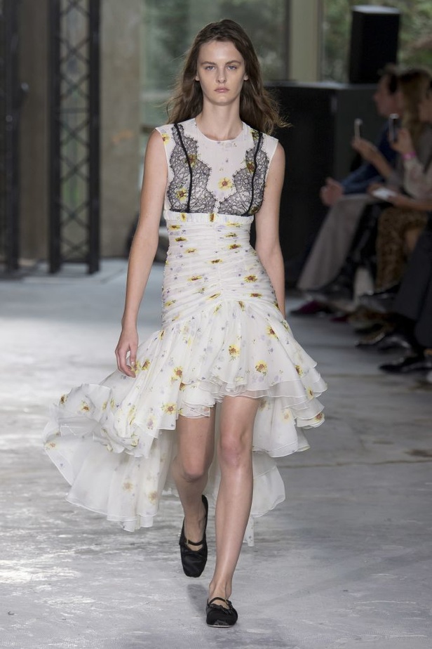 مجموعة Giambattista Valli لربيع وصيف 2018