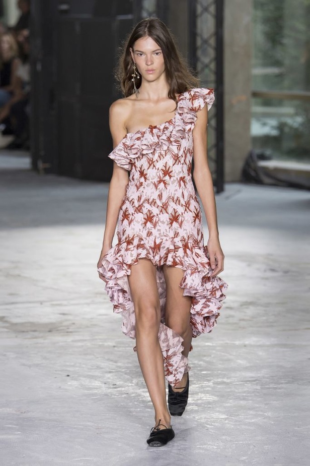 مجموعة Giambattista Valli لربيع وصيف 2018