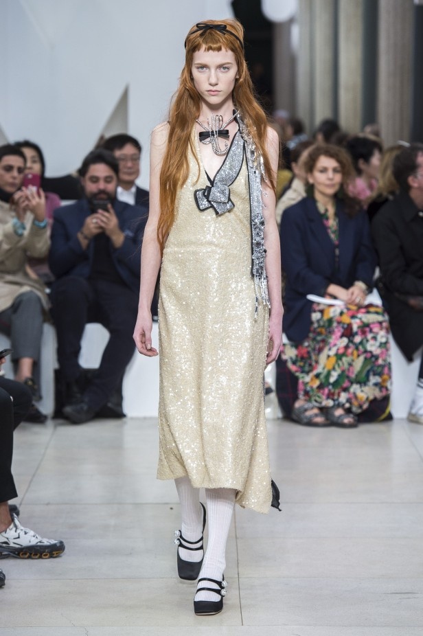 عرض Miu Miu للألبسة الجاهزة لربيع 2019