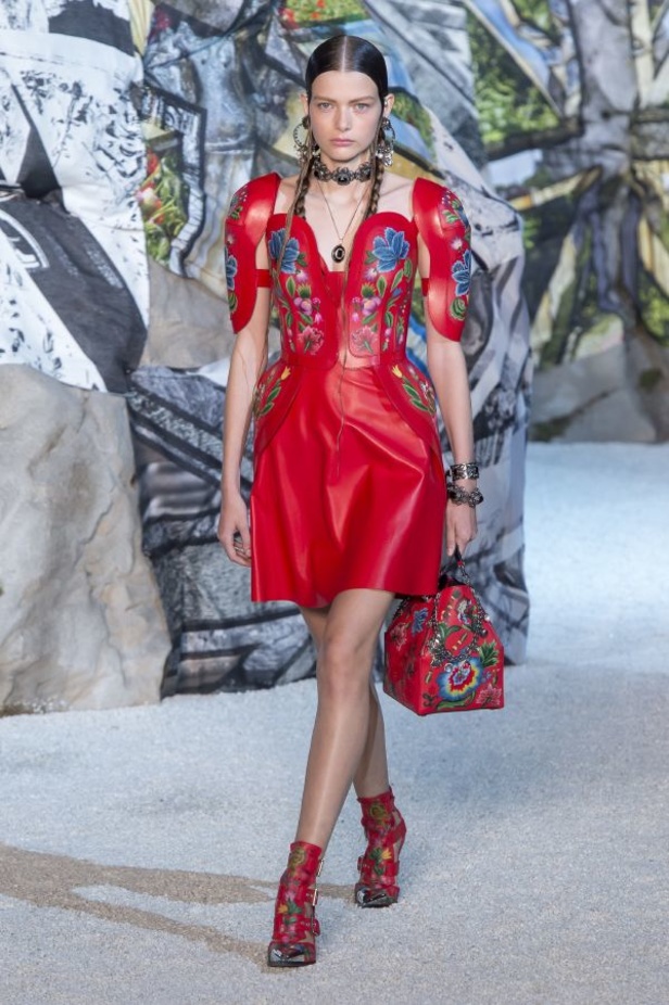 مجموعة "الكسندر مكوين" لموسم ربيع وصيف 2019