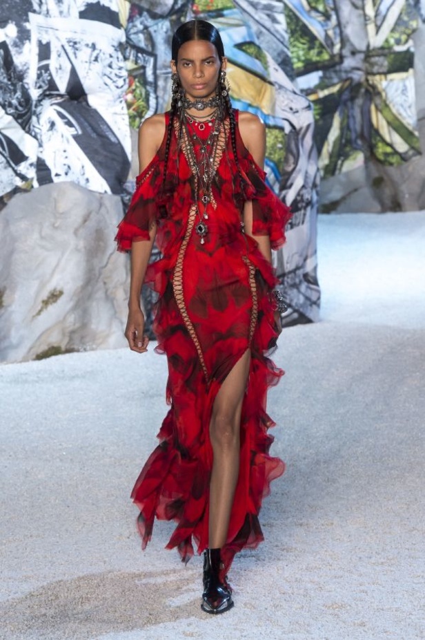 مجموعة "الكسندر مكوين" لموسم ربيع وصيف 2019