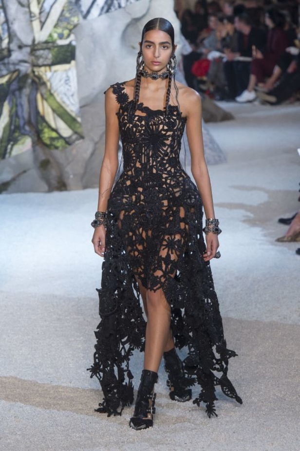 مجموعة "الكسندر مكوين" لموسم ربيع وصيف 2019