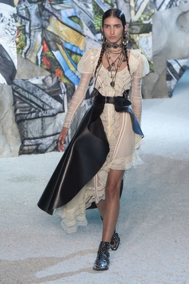 مجموعة "الكسندر مكوين" لموسم ربيع وصيف 2019