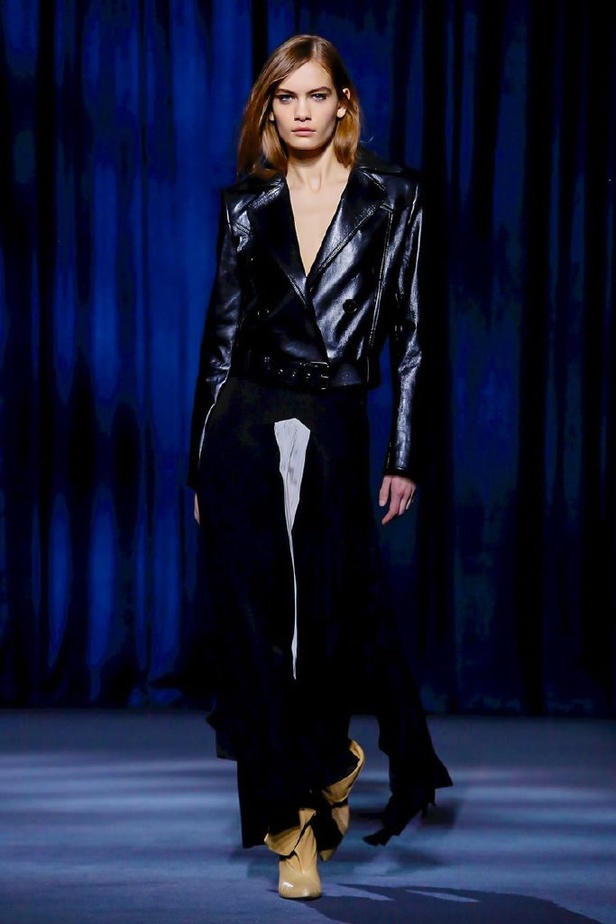 أزياء جيفنشي تظهر شخصية المرأة العملية والقوية