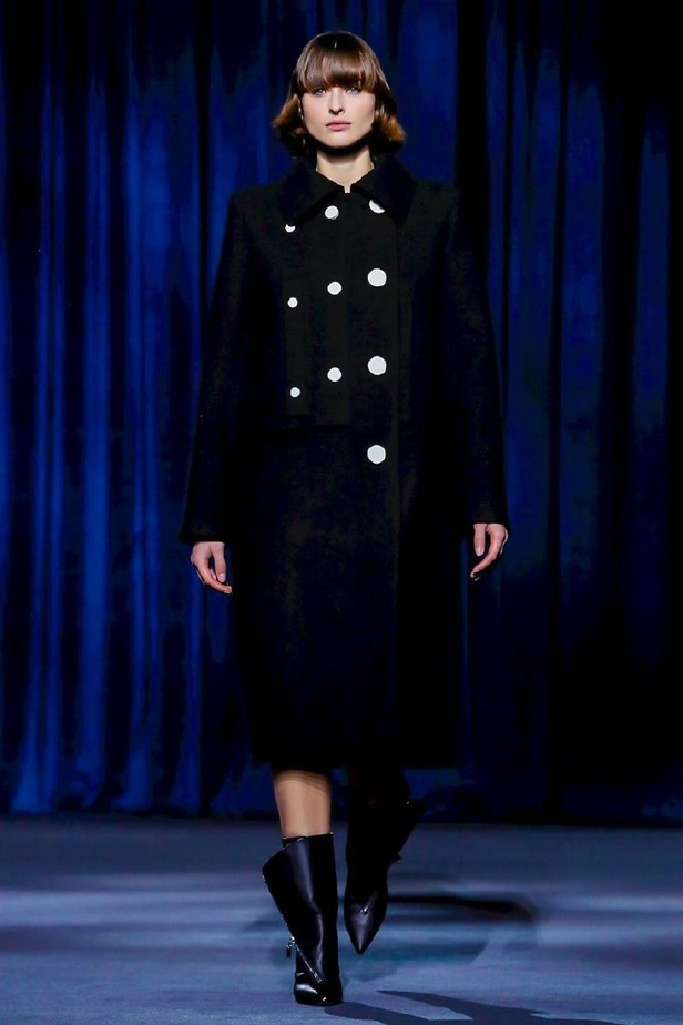 أزياء جيفنشي تظهر شخصية المرأة العملية والقوية