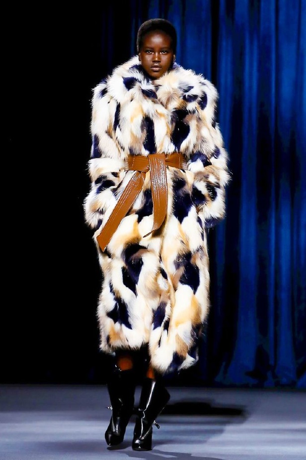 أزياء جيفنشي تظهر شخصية المرأة العملية والقوية