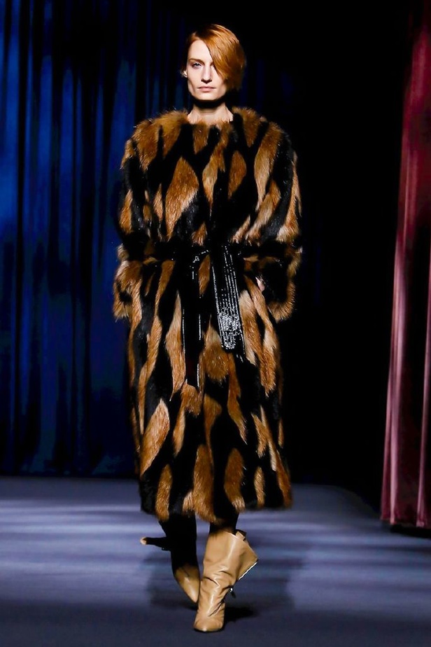 أزياء جيفنشي تظهر شخصية المرأة العملية والقوية