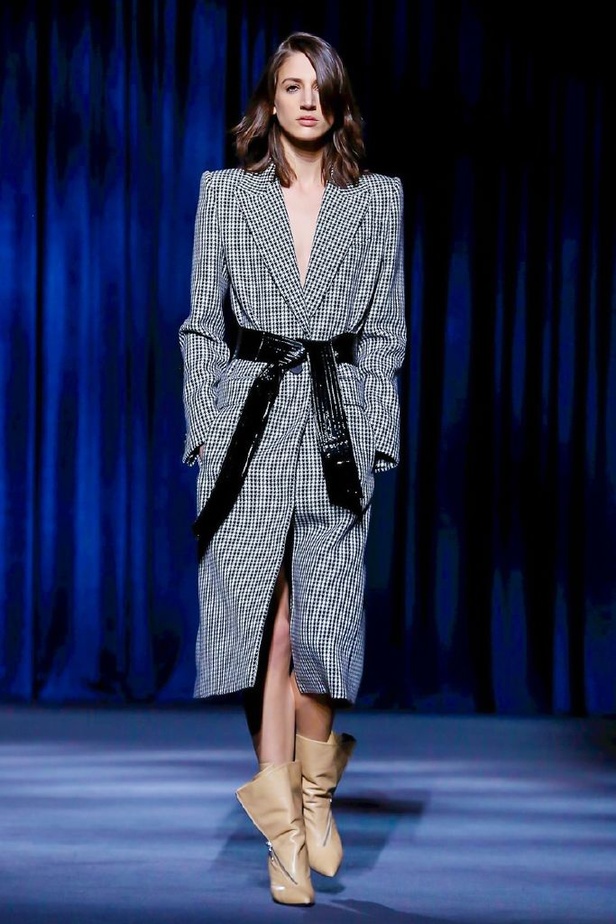 أزياء جيفنشي تظهر شخصية المرأة العملية والقوية