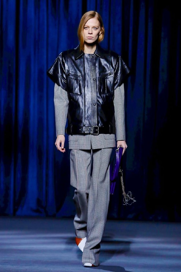 أزياء جيفنشي تظهر شخصية المرأة العملية والقوية